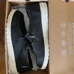 New size 9 Hey Dudes